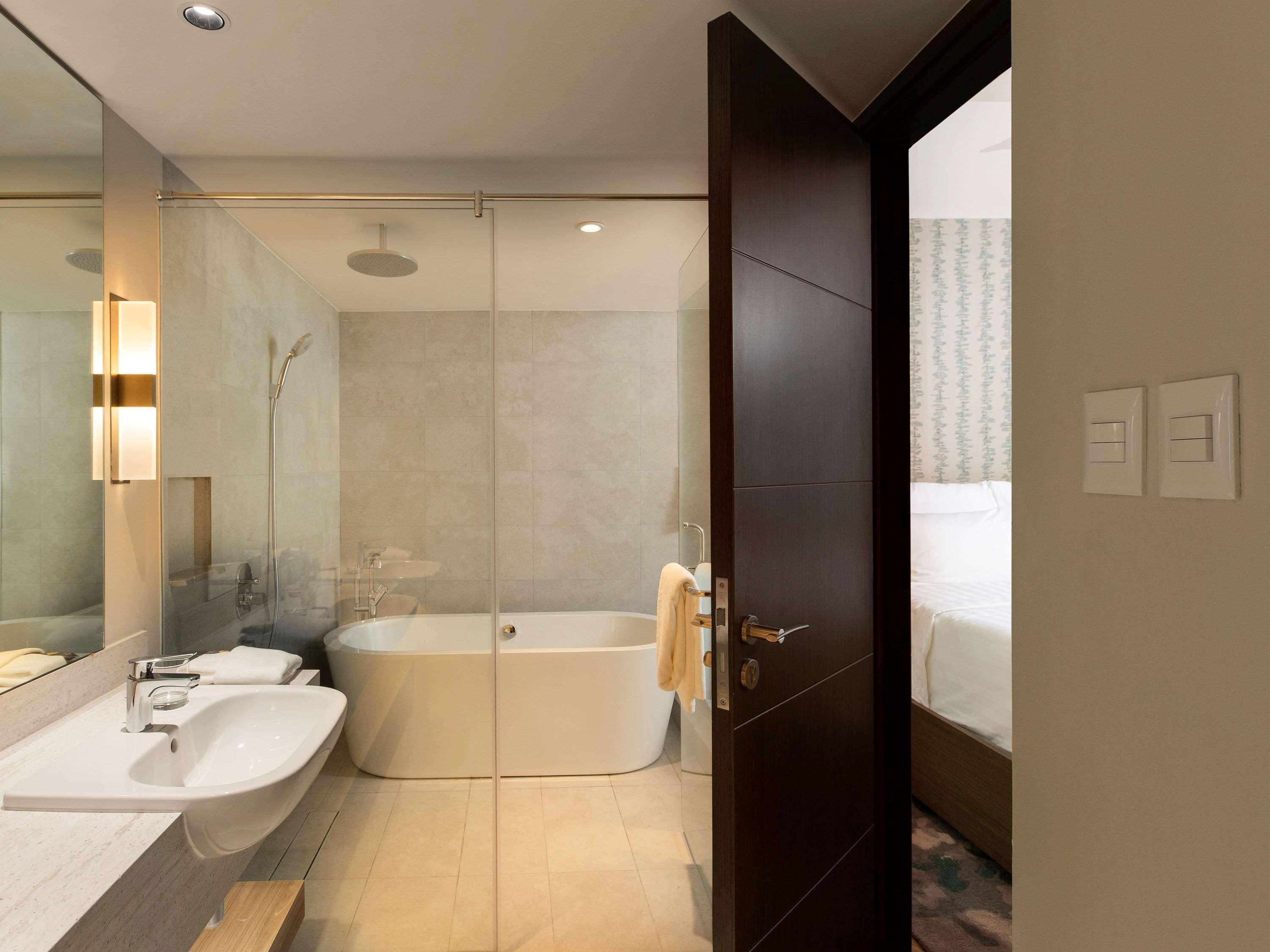 Novotel Suites Manila At Acqua ماندالويونغ المظهر الخارجي الصورة