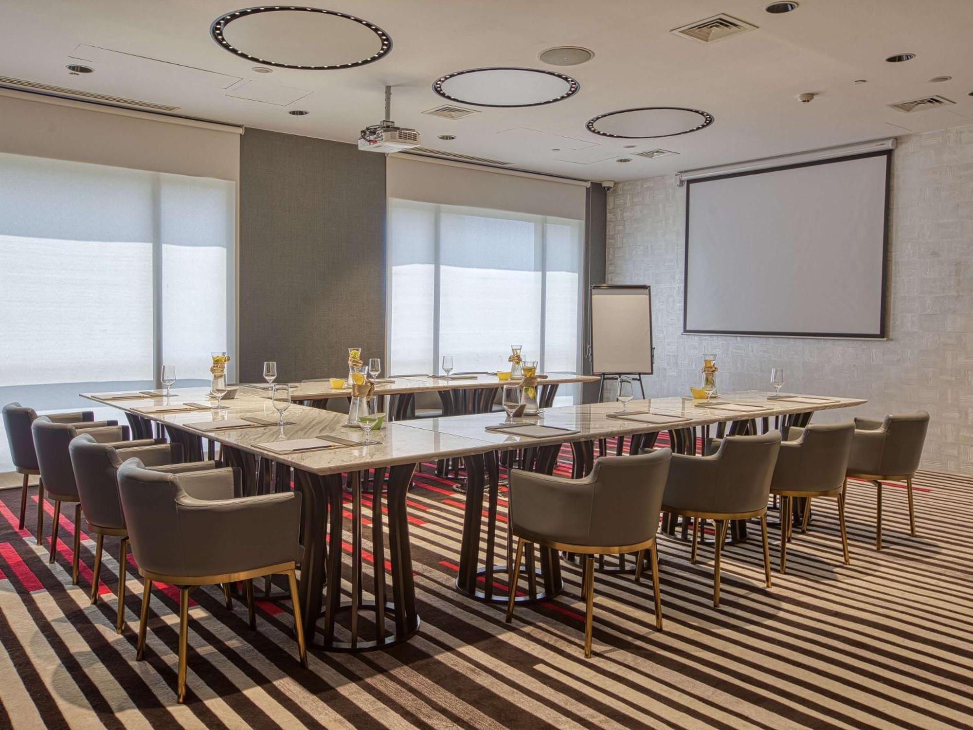 Novotel Suites Manila At Acqua ماندالويونغ المظهر الخارجي الصورة